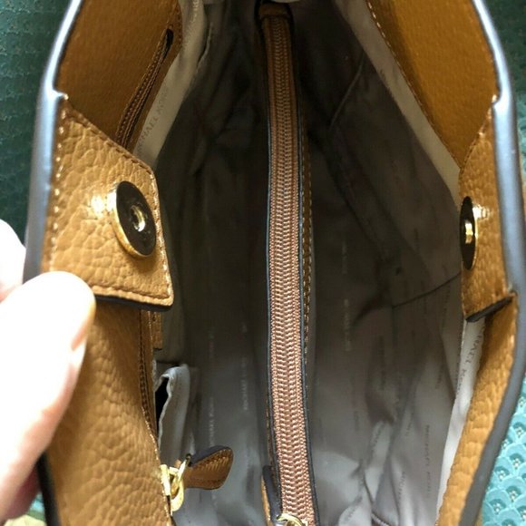 Michael Kors - Jet Set Tote Shoulder Bag (Acorn) - Picture 3 of 4